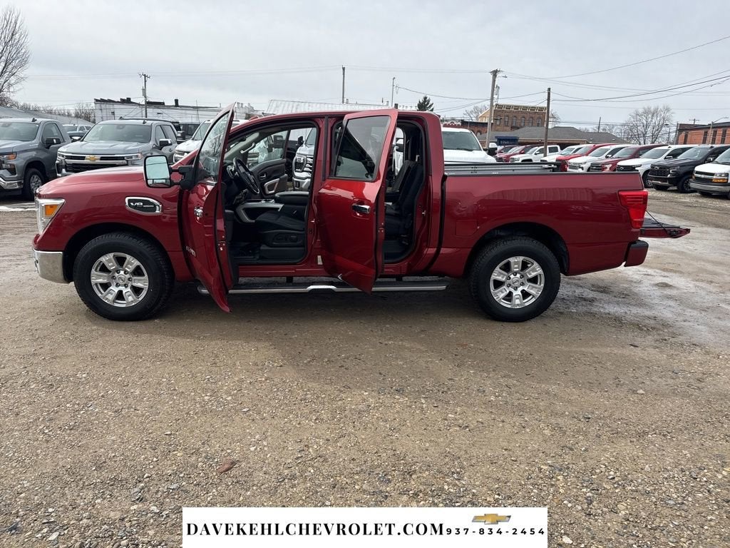 2017 Nissan TITAN SV