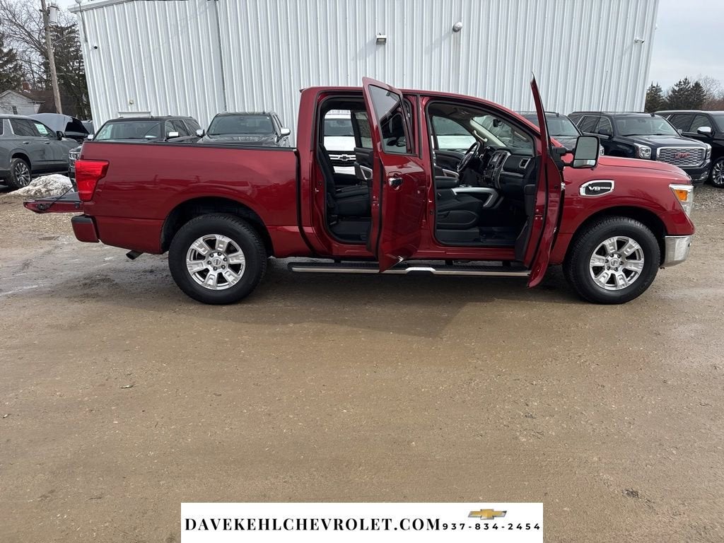 2017 Nissan TITAN SV